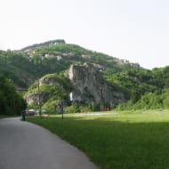 The path that leads to the Dariva rock climb point with the climbing rock face up ahead